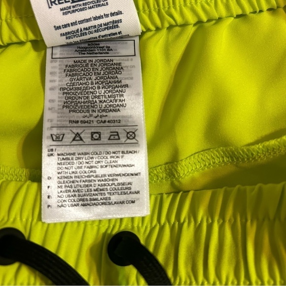 Reebok WORKOUT READY WOR Woven SHORTS in Acid Yellow Size S - Picture 10 of 10